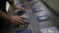 12 PSK asal Vietnam ini dikenakan Pasal 122 Undang-Undang nomor 6 tahun 2011 tentang keimigrasian. Mereka akan dilakukan tindakan administratif keimigrasian.