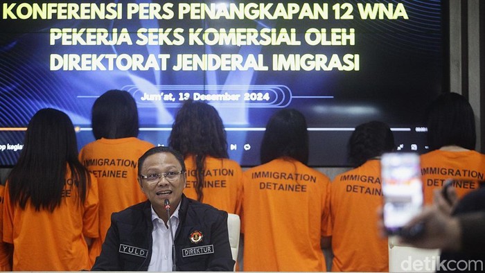 Direktur Pengawasan dan Penindakan Keimigrasian (Dirwasdakim) Yuldi Yusma memberikan keterangan pers di Kantor Direktorat Jenderal Imigrasi, Jl Rasuna Said, Jakarta Selatan, Jumat (13/12/204).