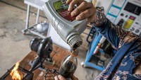 Muhammad Rizal membuat kompor berbahan bakar oli bekas yang mampu menghasilkan api dengan panas sekitar 600 derajat celcius. 