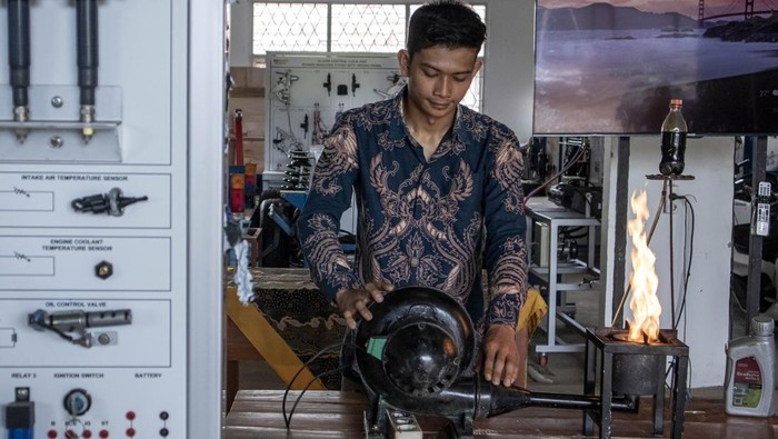 Guru mata pelajaran IPAS Muhammad Rizal mengoperasikan kompor berbahan bakar oli bekas di SMKN 1 Cipatat, Kabupaten Bandung Barat, Jawa Barat, Jumat (13/12/2024). Muhammad Rizal membuat kompor berbahan bakar oli bekas yang mampu menghasilkan api dengan panas sekitar 600 derajat celcius dan dapat bertahan hingga dua jam dari bahan bakar 200 mililiter oli bekas. ANTARA FOTO/Abdan Syakura/agr/Spt.