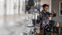 Guru mata pelajaran IPAS Muhammad Rizal menuangkan oli bekas ke tabung kompor di SMKN 1 Cipatat, Kabupaten Bandung Barat, Jawa Barat, Jumat (13/12/2024). 