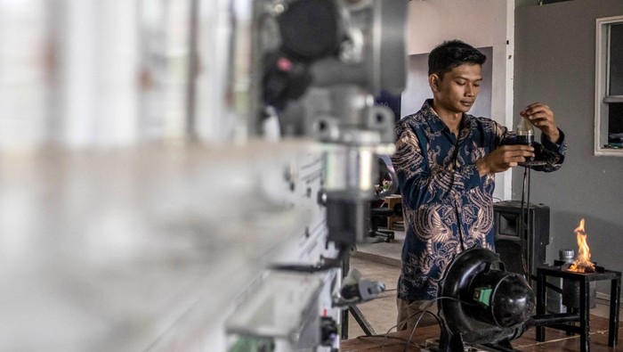 Guru mata pelajaran IPAS Muhammad Rizal mengoperasikan kompor berbahan bakar oli bekas di SMKN 1 Cipatat, Kabupaten Bandung Barat, Jawa Barat, Jumat (13/12/2024). Muhammad Rizal membuat kompor berbahan bakar oli bekas yang mampu menghasilkan api dengan panas sekitar 600 derajat celcius dan dapat bertahan hingga dua jam dari bahan bakar 200 mililiter oli bekas. ANTARA FOTO/Abdan Syakura/agr/Spt.