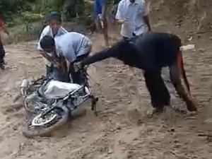 Akses Jalan Siswa di Pinrang Rusak Parah 4 Tahun, Warga Desak Pemda Perbaiki