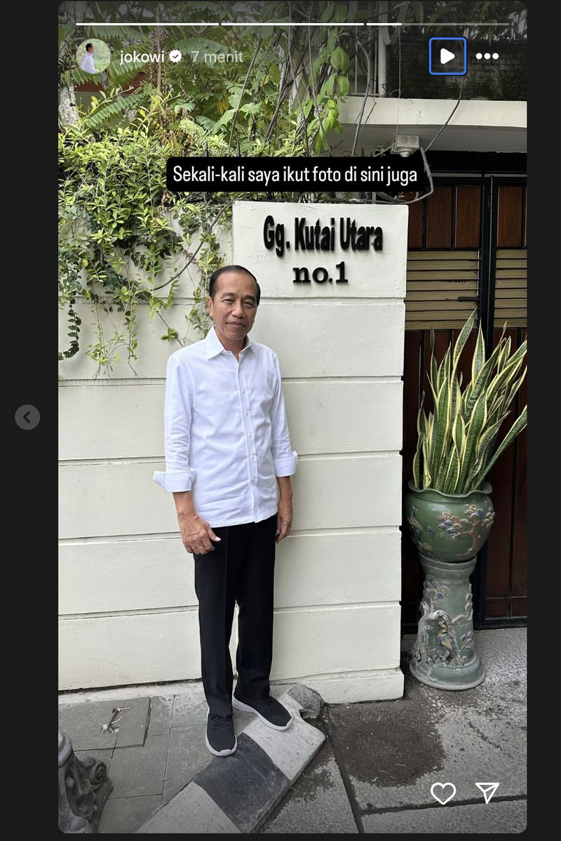 Jokowi berpose di depan rumah sendiri