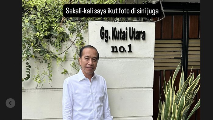 Jokowi berpose di depan rumah sendiri