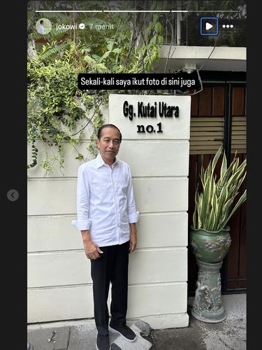 Jokowi berpose di depan rumah sendiri
