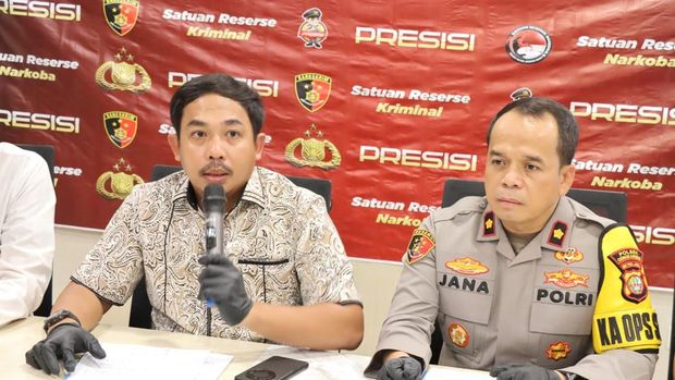 Kasat Reskrim Polres Metro Jakbar AKBP Andri Kurniawan (kiri) dan Kapolsek Cengkareng Kompol Abdul Jana (kanan)