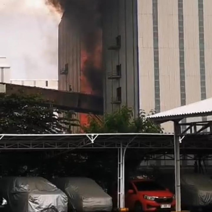 kebakaran pabrik petro oxo nusantara jalan Jl. Gubernur Suryo No.134, Lumpur, Tlogopojok, Kec. Gresik, Kabupaten Gresik