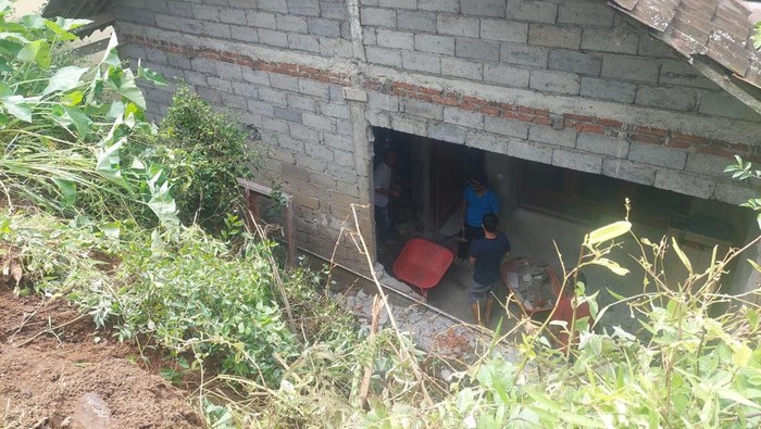Kondisi dapur rumah yang terimpa mobil jenis L 300 di Jambon, Gemawang, Temanggung, Jumat (13/12/2024) pagi tadi.