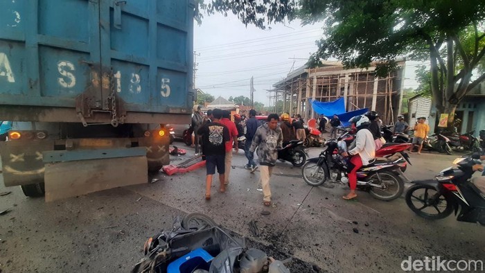 Kejadian kecelakaan di Pantura Pati Juwana tepatnya Desa Purworejo Kecamatan Pati, Jumat (13/12/2024) sore ini.