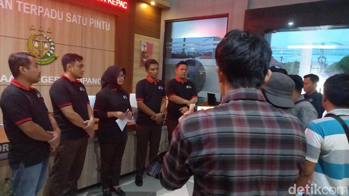 Kejari Sampang saat menyampaikan pernyataan resmi penahanan Kades Gunung Rancak atas dugaan korupsi.