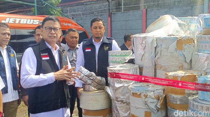 Kepala BPOM Taruna Ikrar musnahkan obat ilegal di Semarang, Jumat (13/12/2024).