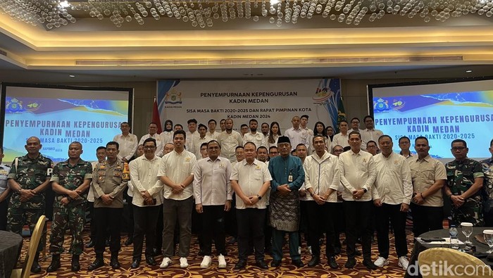 Kepengurusan Kadin Medan periode 2020-2025 melakukan foto bersama. (Kartika Sari/detikSumut)