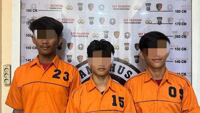 Ketiga pelaku saat ditangkap petugas kepolisian.