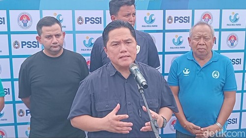 Ketua PSSI Erick Thohir seusai membuka Piala Bola Pantai Indonesia di Pantai Legian, Kuta, Kabupaten Badung, Bali, Jumat (13/12/2024). (Foto: Aryo Mahendro/detikBali)