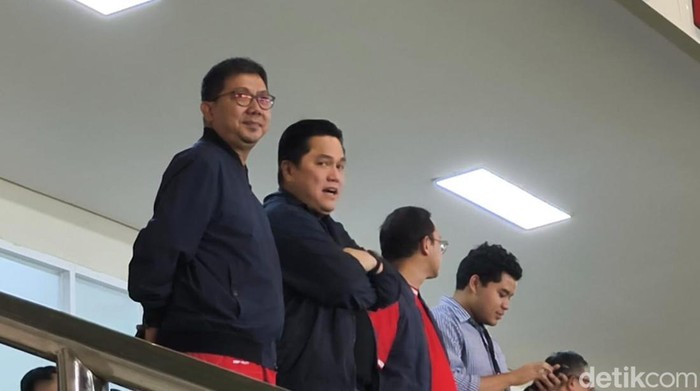 Ketua Umum PSSI Erick Thohir dan pengamat olahraga Bung Towel saat menyaksikan laga Timnas Indonesia vs Laos di Stadion Manahan Solo, Kamis (12/12/2024) malam.