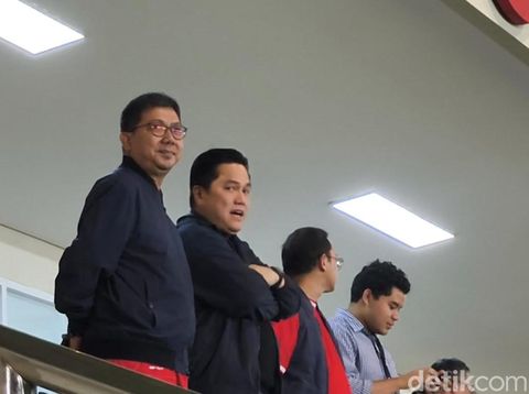 Ketua Umum PSSI Erick Thohir dan pengamat olahraga Bung Towel saat menyaksikan laga Timnas Indonesia vs Laos di Stadion Manahan Solo, Kamis (12/12/2024) malam.