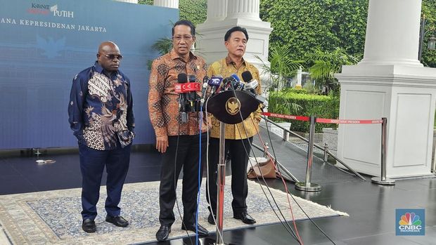 (Kiri - Kanan) Menteri Hak Asasi Manusia (HAM), Natalius Pigai, Menteri Hukum Supratman Andi Agtas dan Menteri Koordinator bidang Hukum, HAM, Imigrasi, dan Pemasyarakatan, Yusril Ihza Mahendra memberikan keterangan kepada media usai menghadiri rapat terbatas di Istana Negara, Jakarta, Jumat (13/12/2024). (CNBC Indonesia/Emir Yanwardhana)