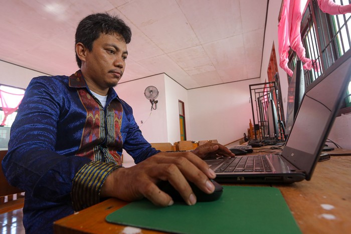 Kisah Guru di Pedalaman Konkep, Punya Segudang Prestasi Berkat Jago Coding