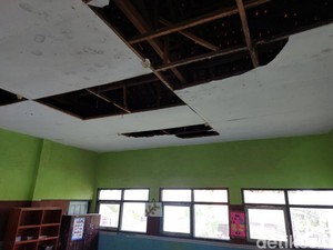 Ketakutan Siswa SDN di Cirebon, Belajar di Bawah Atap Rapuh