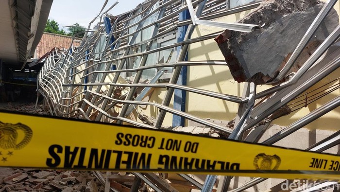 Kondisi bangunan di SMPN 1 Talun pasca ambruk