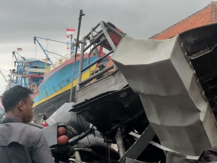 Kondisi kapal milik Basarnas yang meledak saat diperbaiki di bengkel kapal di kompleks Pelabuhan Sleko, Kabupaten Cilacap, Jumat (13/12/2024) sore.
