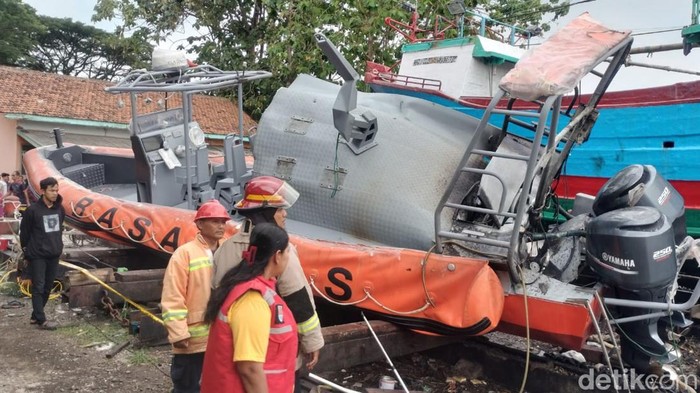 Kondisi kapal milik Basarnas yang meledak saat diperbaiki di Bengkel Kapal PT Maju Setia, kompleks Pelabuhan Sleko, Kabupaten Cilacap, Jumat (13/12/2024).