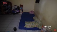 Ruangan kedua kontrakan diisi dengan matras single untuk Talitha tidur. Tampak juga tumpukan pakaian dan produk kecantikan yang ditaruh di atas lantai. Foto: Tangkapan Layar Youtube insertlive