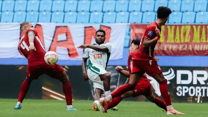Laga PSM Makassar vs PSS Sleman di Stadion Batakan, Balikpapan, Jumat (13/12/2024).