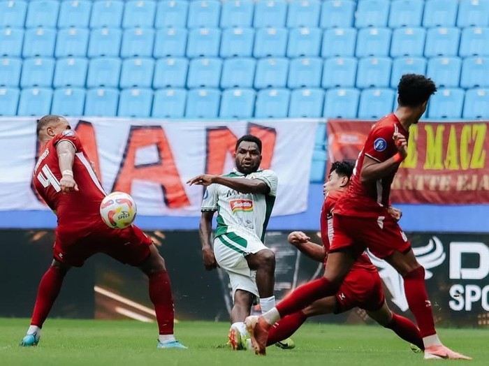 Laga PSM Makassar vs PSS Sleman di Stadion Batakan, Balikpapan, Jumat (13/12/2024).