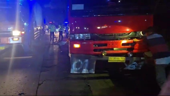 Petugas kepolisian melakukan evakuasi truk tronton yang terlibat kecelakaan di Pantura Pati Juwana tepatnya Desa Purworejo Kecamatan Pati, Jumat (13/12/2024).