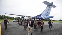 Sejumlah penumpang turun dari pesawat Trigana Air rute Ternate-Sanana setibanya di Bandara Emalamo Sanana, Maluku Utara, Jumat (13/12/2024).  