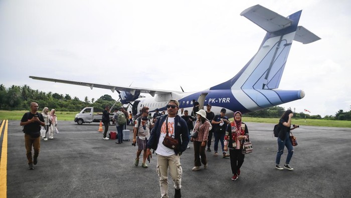Sejumlah penumpang bersiap menaiki pesawat Trigana Air rute Ternate-Sanana di Bandara Sultan Babullah Ternate, Maluku Utara, Jumat (13/12/2024). Layanan penerbangan perintis dengan rute Sanana, Ambon, sebanyak dua kali dalam seminggu tersebut menjadi salah satu alternatif  bagi masyarakat Ternate dan manfaatnya dapat dirasakan secara langsung terutama di wilayah Tertinggal, Terluar, dan Perbatasan (3TP). ANTARA FOTO/Andri Saputra/Spt.