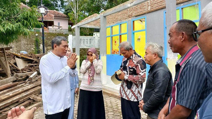 Legislator Gerindra Haji Rokhmat Ardiyan menyambangi TK PGRI Tinggar. (dok. istimewa).