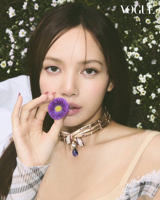 Lisa kian feminin dengan pulasan makeup berwarna netral. CEO LLOUD itu tampak duduk di tengah hamparan bunga, dengan koleksi kalung emas menyerupai bentuk kupu-kupu bertatahkan berlian. Gaun yang dikenakannya merupakan m-euripride checked mini dress dari DIESEL. Foto: dok. Vogue Thailand