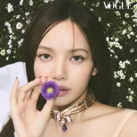 Lisa kian feminin dengan pulasan makeup berwarna netral. CEO LLOUD itu tampak duduk di tengah hamparan bunga, dengan koleksi kalung emas menyerupai bentuk kupu-kupu bertatahkan berlian. Gaun yang dikenakannya merupakan m-euripride checked mini dress dari DIESEL. Foto: dok. Vogue Thailand