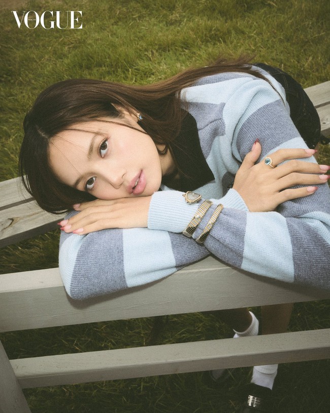 Kali ini, Lisa bermain dengan stripe collar cardigan bernuansa biru dari brand lokal Korea PRENDA. Koleksi perhiasan BVLGARI Tubogas disesuaikan agar terlihat serasi. Foto: dok. Vogue Thailand