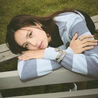 Kali ini, Lisa bermain dengan stripe collar cardigan bernuansa biru dari brand lokal Korea PRENDA. Koleksi perhiasan BVLGARI Tubogas disesuaikan agar terlihat serasi. Foto: dok. Vogue Thailand