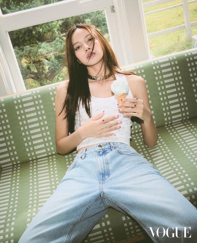 Main dancer grup KPop BLACKPINK itu terlihat memesona dengan gaya kasual. Tampil dalam balutan tanktop bermotif floral dan denim jeans, masing-masing Rp 523 ribuan dan Rp 1,6 jutaan. Koleksi Monete Necklace BVLGARI tampak seperti choker menambah kesan mewah. Begitu pula cincin emas permata merah dan biru. Foto: dok. Vogue Thailand