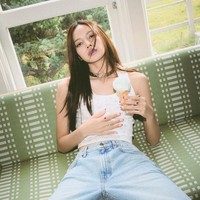 Main dancer grup KPop BLACKPINK itu terlihat memesona dengan gaya kasual. Tampil dalam balutan tanktop bermotif floral dan denim jeans, masing-masing Rp 523 ribuan dan Rp 1,6 jutaan. Koleksi Monete Necklace BVLGARI tampak seperti choker menambah kesan mewah. Begitu pula cincin emas permata merah dan biru. Foto: dok. Vogue Thailand