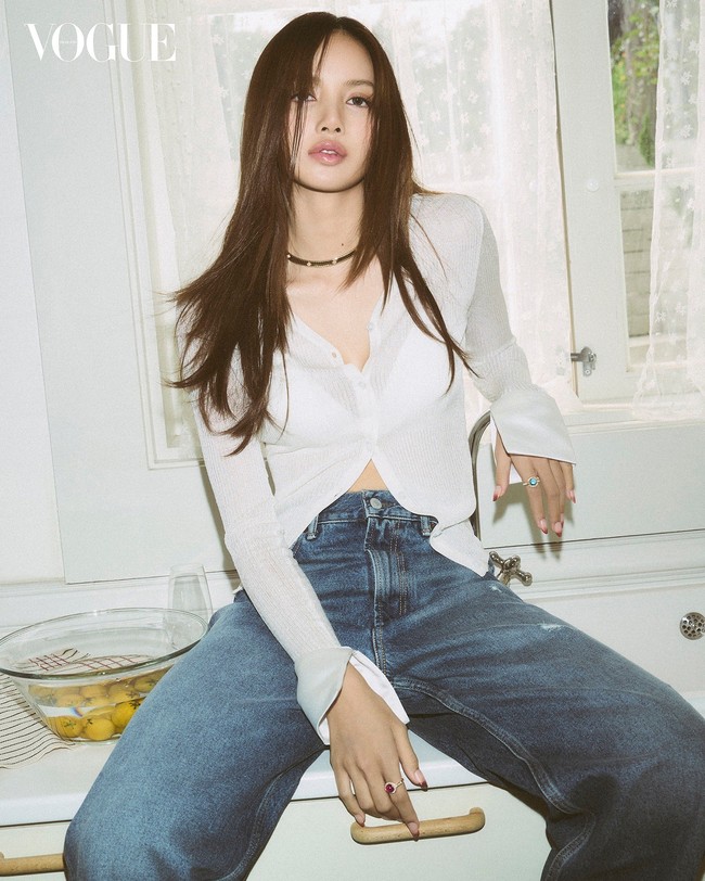 Seperti yang terlihat pada cover majalah, Lisa memakai cardigan putih semi transparan rancangan desainer Hong Kong, Mark Gong. Tentunya dipadukan dengan koleksi kalung dan cincin BVLGARI Tubogas yang baru dirilis akhir November 2024. Foto: dok. Vogue Thailand