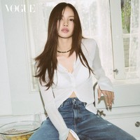 Seperti yang terlihat pada cover majalah, Lisa memakai cardigan putih semi transparan rancangan desainer Hong Kong, Mark Gong. Tentunya dipadukan dengan koleksi kalung dan cincin BVLGARI Tubogas yang baru dirilis akhir November 2024. Foto: dok. Vogue Thailand