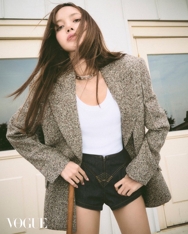 Pelantun ROCKSTAR itu juga terlihat chic saat memadukan single breasted suit jacket Acne Studios dengan tank top putih dan pace up denim short Jean Paul Gaultier. Foto: dok. Vogue Thailand