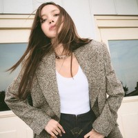 Pelantun ROCKSTAR itu juga terlihat chic saat memadukan single breasted suit jacket Acne Studios dengan tank top putih dan pace up denim short Jean Paul Gaultier. Foto: dok. Vogue Thailand