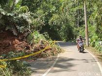 Waspada Dab! Tebing di Jalan Bedah Menoreh Kokap Kulon Progo Longsor