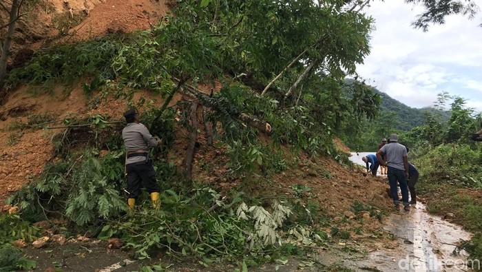 Longsor menutup akses jalan di Mungkajang, Palopo.