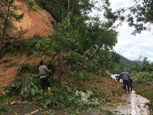 Longsor Tutup Total Akses Jalan Penghubung Kabupaten di Mungkajang Palopo