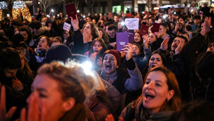 Ribuan mahasiswa Universitas Beograd menggelar demo menuntut keadilan atas tragedi stasiun Novi Sad. Aksi ini menekan Presiden Vucic untuk ambil tindakan.