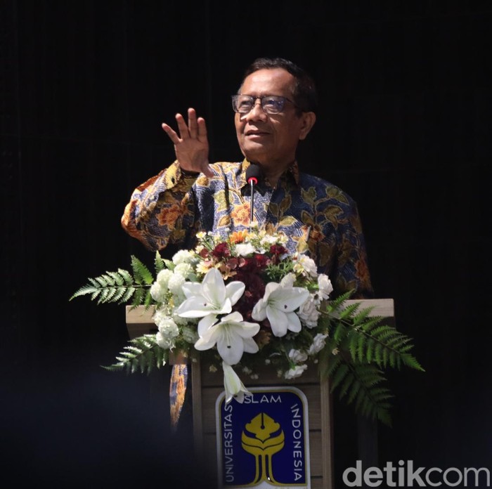 Mahfud Md saat ditemui wartawan di UII, Jumat (13/12/2024)