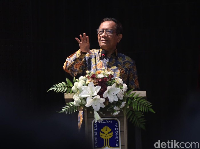 Mahfud Md saat ditemui wartawan di UII, Jumat (13/12/2024)